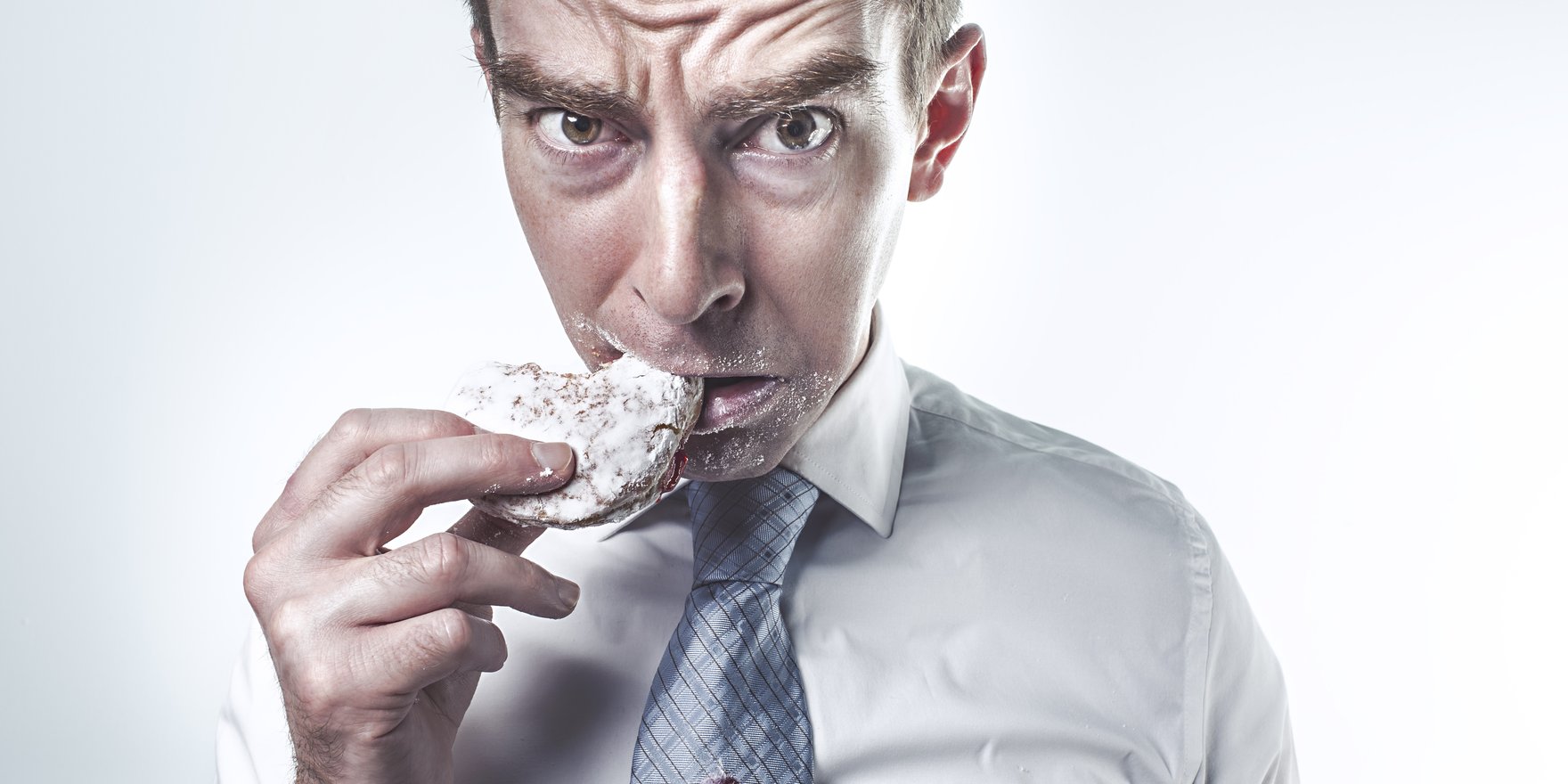 ein hungrig aussehender Mann knabbert an einer Reiswaffel