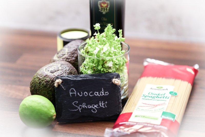 zutaten für die avocado-spaghetti: avocados, limette, frisches basilikum, olivenöl und dinkel-spaghetti