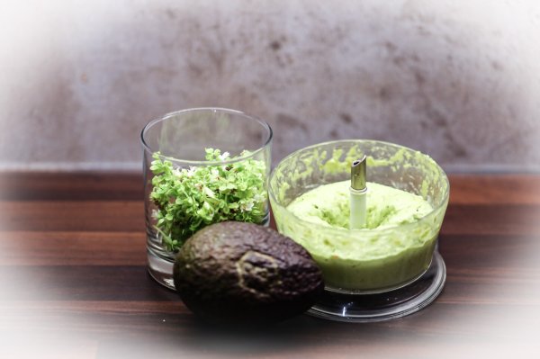©2020 Sabine Nußbaumer Mixbecher mit Avocadocreme, Basilikumblättern und Avocado
