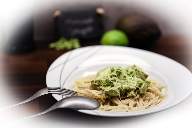 ©2020 Sabine Nußbaumer fertig angerichtete Portion der Avocado-Basilikum-Limetten-Nudeln mit Parmesan bestreut