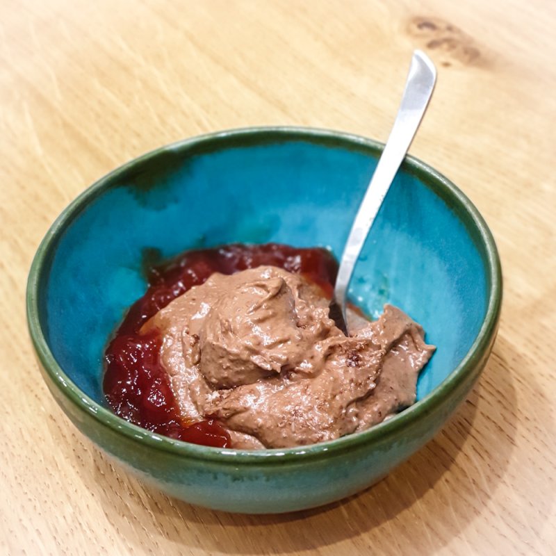 © Sabine Nußbaumer Schüssel mit leckerer selbstgemachter Schoko-Nusscreme mit einem Klecks Marmelade