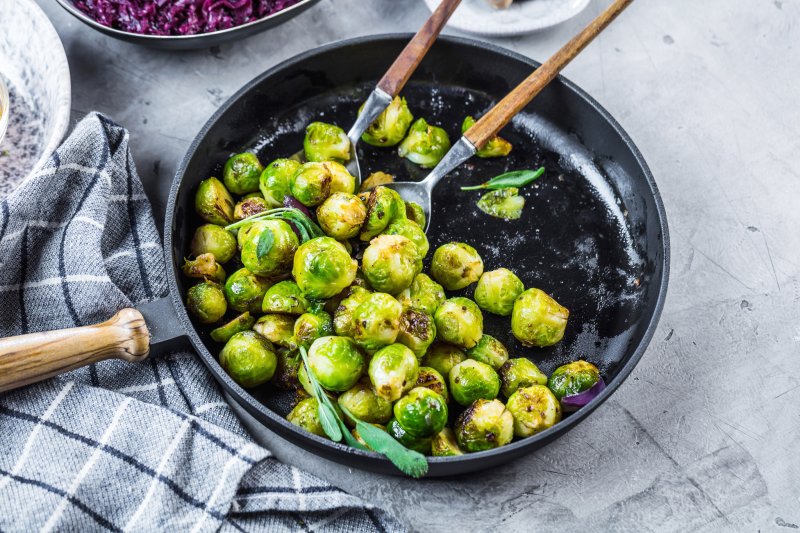 ©karepa - stock.adobe.com Bitterstoffe sind gesund, und schmecken auch gut, als Beispiel hier eine Pfanne mit gebratenen Kohlsprossen
