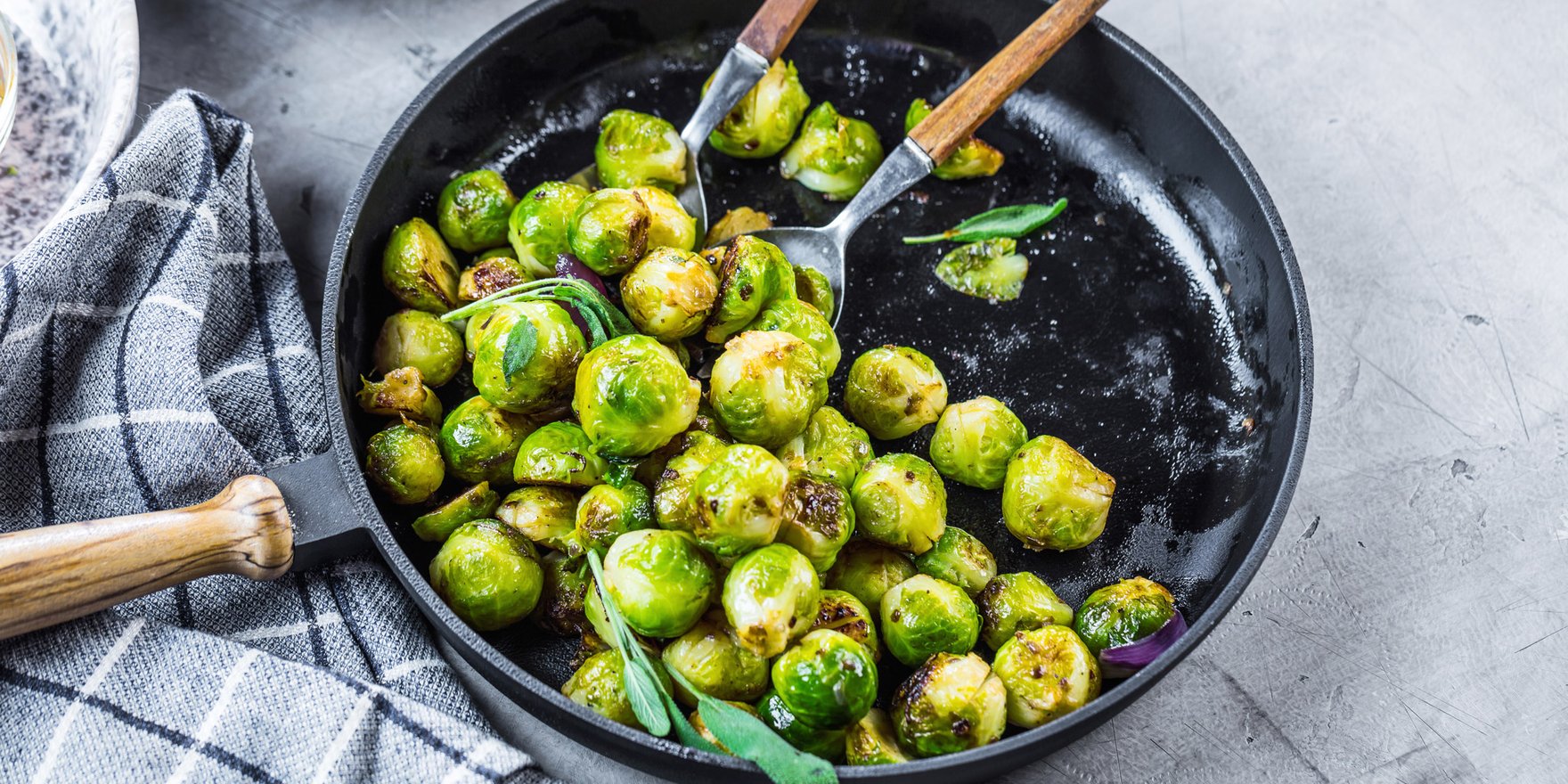 Bitterstoffe sind gesund, und schmecken auch gut, als Beispiel hier eine Pfanne mit gebratenen Kohlsprossen