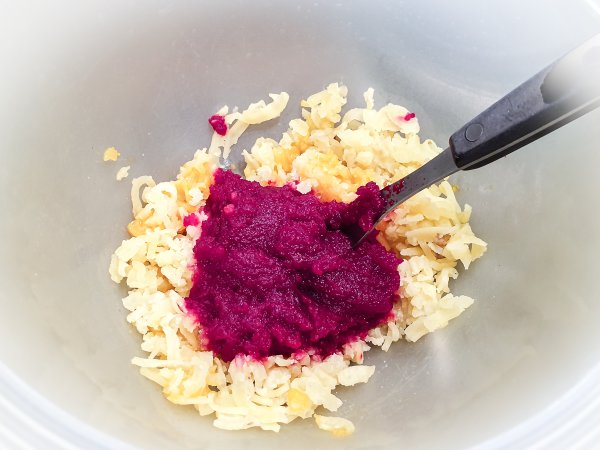 rote-rüben-püree auf geriebenen erdäpfeln in der rührschüssel