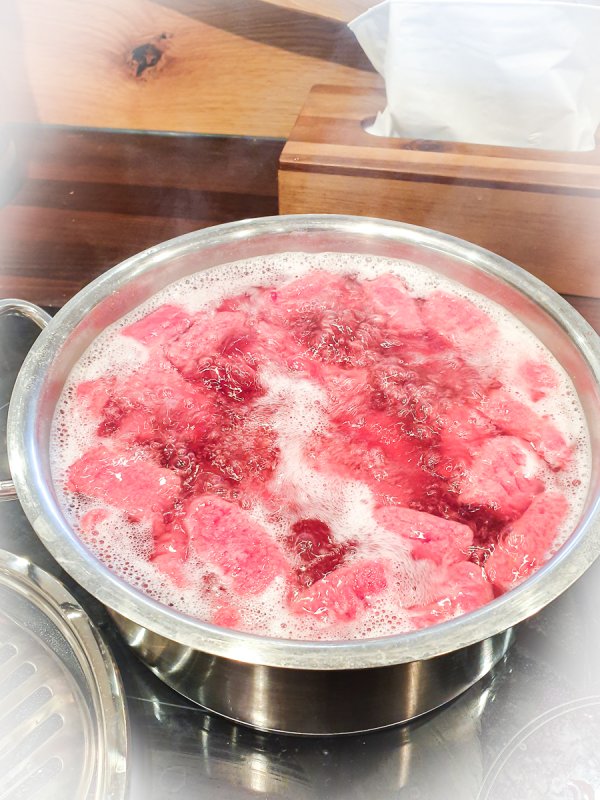 gnocchi schwimmen im siedenden wasser im topf