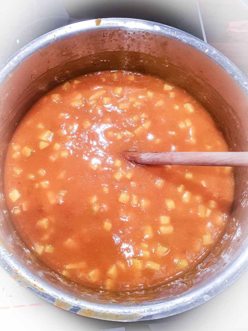 eingekochte kürbis-apfel-marmelade mit feinen fruchtstücken im topf