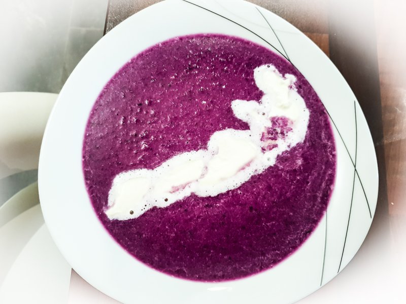 Rotkrautsuppe im Teller mit Schlagobers garniert