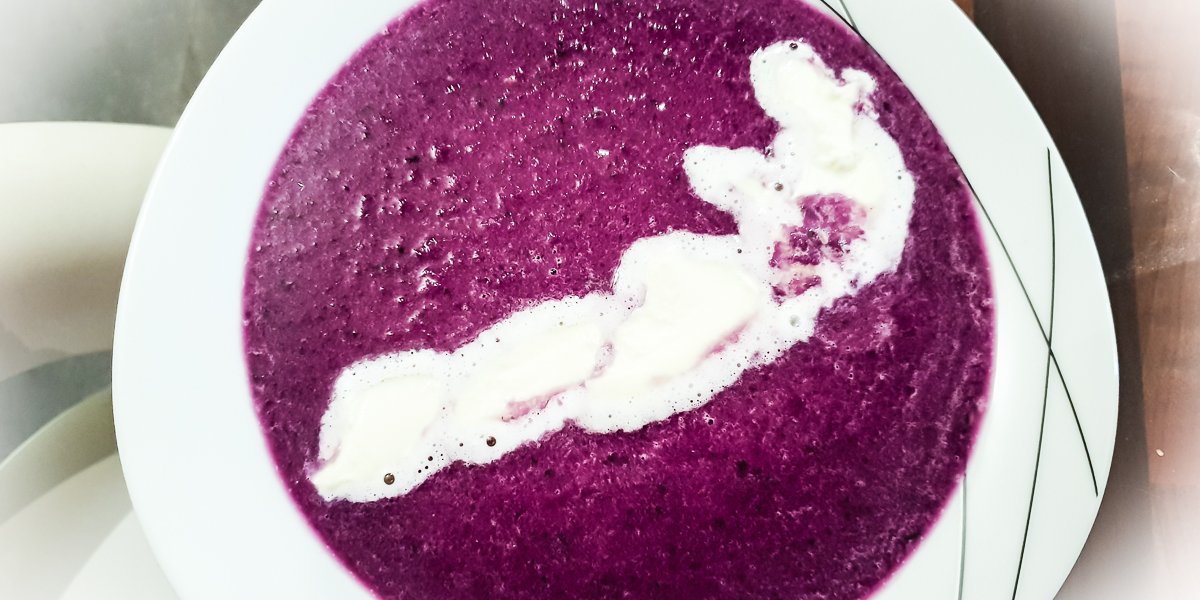 Rotkrautsuppe im Teller mit Schlagobers garniert