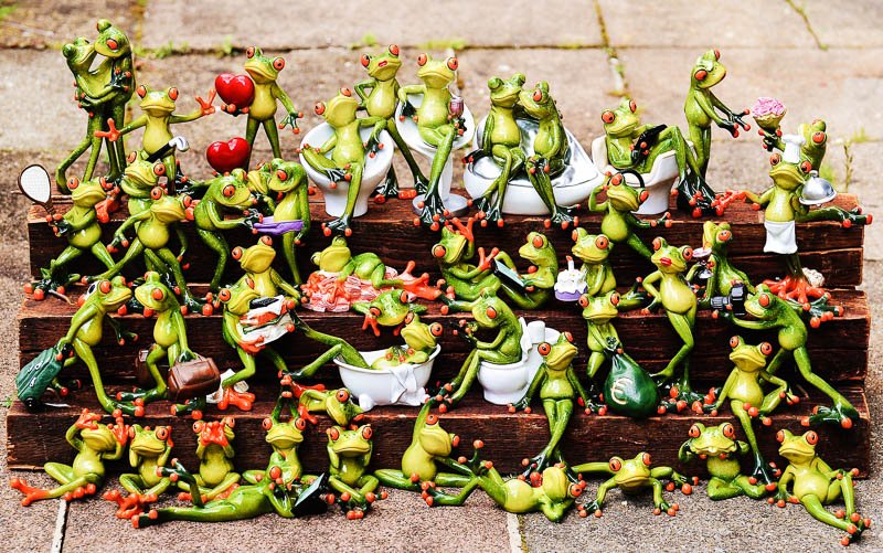 CC BY https:/pixabay.com/de/users/Alexas_Fotos-686414 lustiges gruppenfoto mit keramikfröschen in unterschiedlichen positionen mit unterschiedlichen berufen