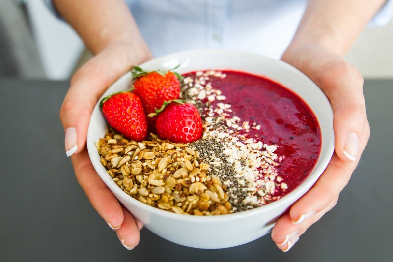 © Katrin Bajrami https://www.b-eat-it.at/kontakt/ eine leckere und liebevoll gestaltete Beeren-Frühstücks-Bowl mit Erdbeeren