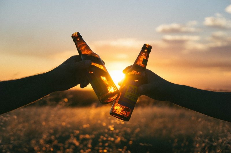 ©pixabay by free-photos-242387 prost-bier-sonnenuntergang
