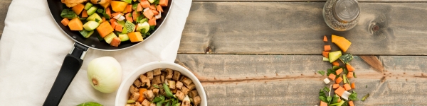 pfannengericht-hintergrund hühnergericht in der pfanne mit gemüse