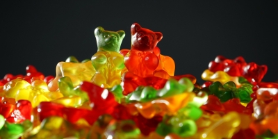 gummibärchen gummibärchen vor schwarzem hintergrund - abnehmen