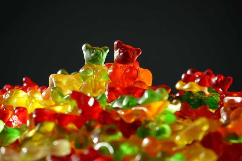 gummibärchen gummibärchen vor schwarzem hintergrund - abnehmen