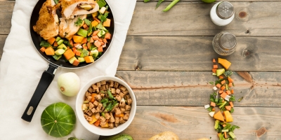 pfannengericht-hintergrund hühnergericht in der pfanne mit gemüse