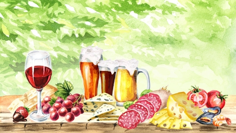 Histaminhaltige Lebensmittel Tisch gedeckt mit Lebensmitteln, die besonders häufig Symptome bei Histaminintoleranz verursachen (Rotwein, Bier, Parmesan, Emmentaler, Schimmelkäse, Salami, Tomaten, Erdbeeren, Meeresfrüchte)