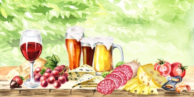 Histaminhaltige Lebensmittel Tisch gedeckt mit Lebensmitteln, die besonders häufig Symptome bei Histaminintoleranz verursachen (Rotwein, Bier, Parmesan, Emmentaler, Schimmelkäse, Salami, Tomaten, Erdbeeren, Meeresfrüchte)