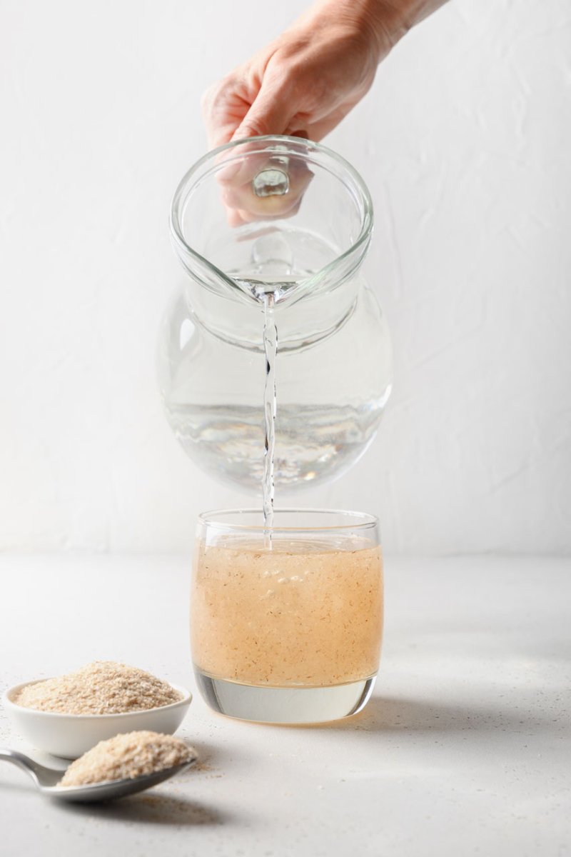 Flohsamenschalen mit Wasser Flohsamenschalen immer mit viel Wasser trinken