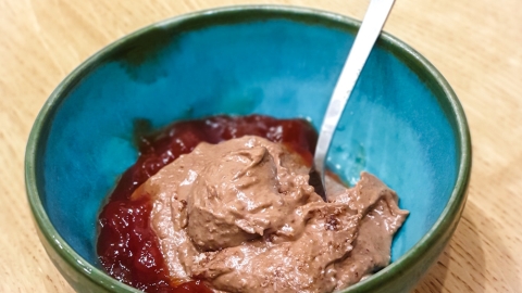 Bananen-Schoko-Nusscreme Schüssel mit leckerer selbstgemachter Schoko-Nusscreme mit einem Klecks Marmelade