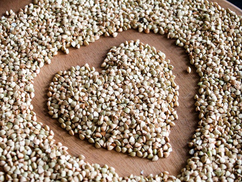 Superfood Buchweizen Buchweizen liebevoll zu einem Herz angeordnet